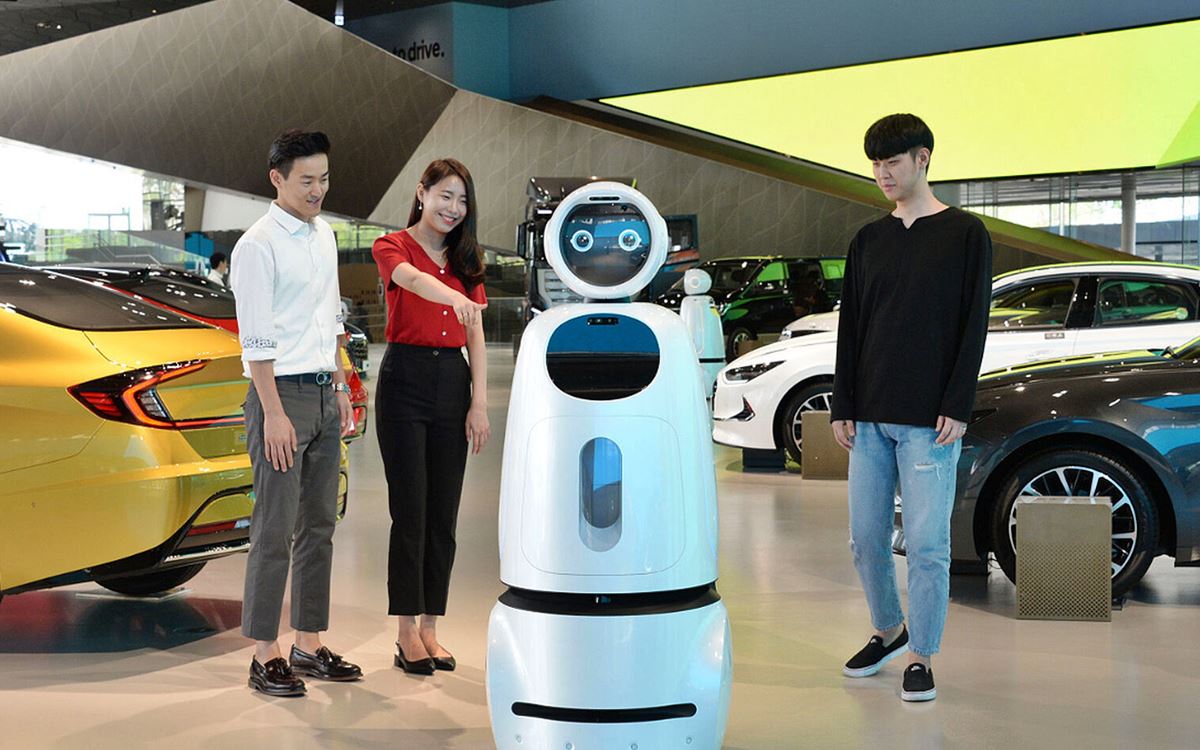 Hyundai Motor Company se asoció con LG Electronics para la introducción en sus concesionarios de robots que ayudan a la venta de vehículos. El llamado CLOi GuideBot, que responde a las preguntas de los consumidores y proporcionará información sobre las posibles promociones y datos de los últimos modelos de Hyundai, ya está en funcionamiento en un concesionario de la marca en Goyang (Corea del Sur). Además, el CLOi GuideBot también puede interactuar con los clientes a través de su pantalla táctil o por voz y podrá acompañar a los usuarios al espacio de exposición de Hyundai si así se le solicita. La automotriz utilizará los datos recopilados por el robot para analizar las preferencias de los visitantes y crear así promociones y servicios personalizados en el futuro. En un principio, el CLOi GuideBot tan solo está disponible en el concesionario de la marca surcoreana en Goyang, pero la compañía tiene previsto incrementar el número en sus distintas instalaciones una vez concluida esta primera fase piloto.