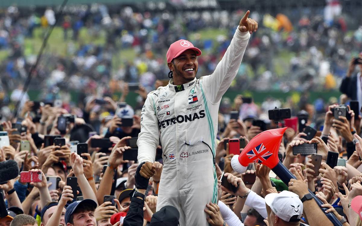Lewis Hamilton: “Muchos aficionados me piden que vaya a Ferrari”