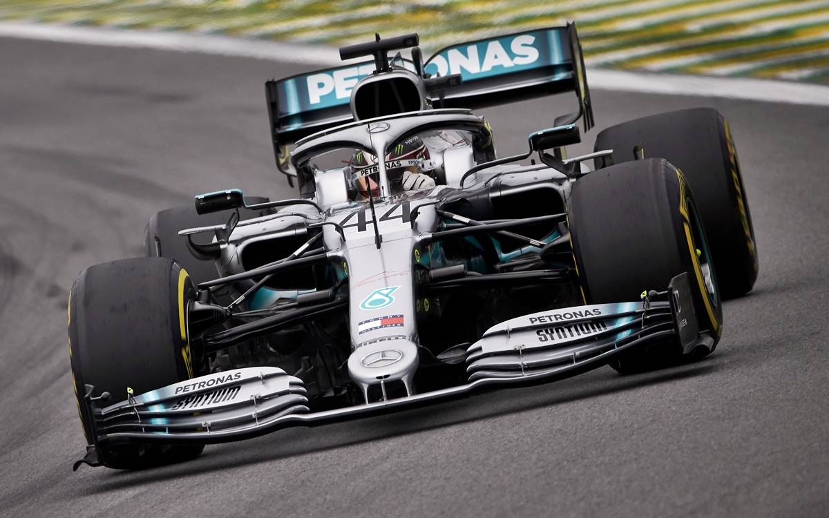 Lewis Hamilton en acción sobre el Mercedes W10.