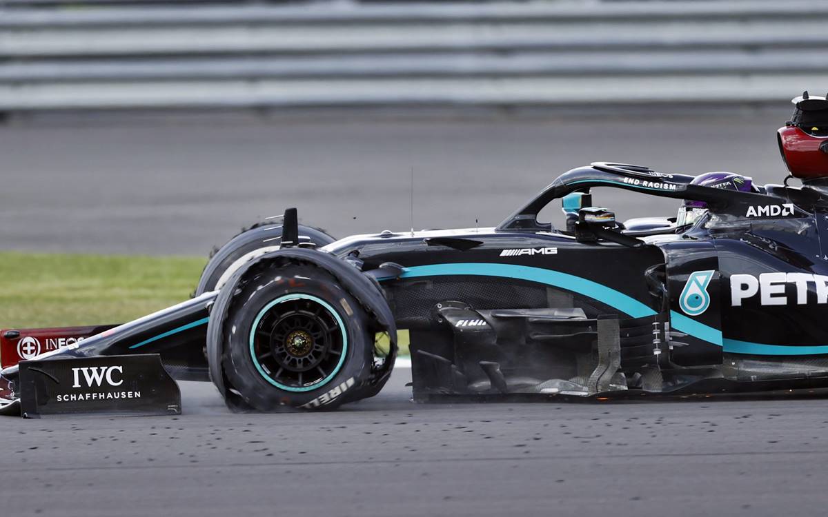 Lewis Hamilton neumático roto