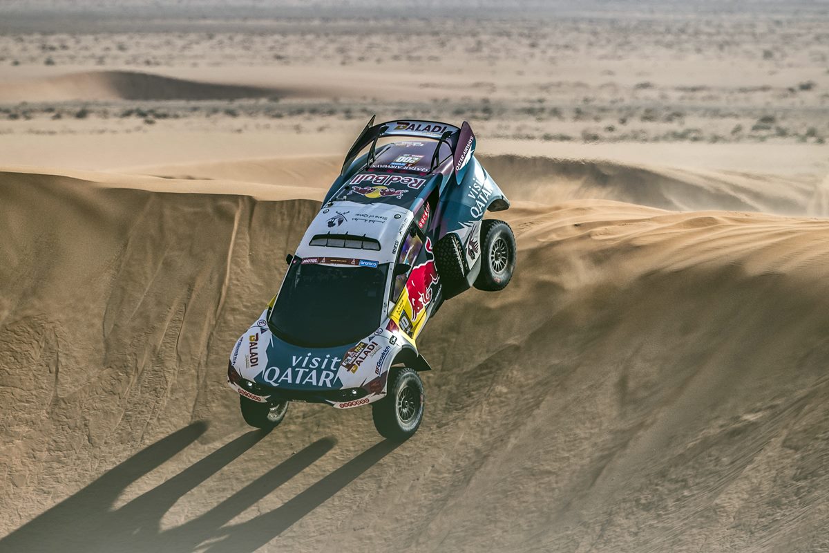 Nasser Al-Attiyah vuela en las dunas y está segundo en la carrera